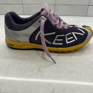 Keen Women’s Size 8 Shoes